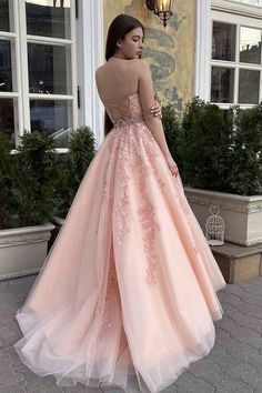 Dieses lange, rückenfreie, formelle Abendkleid mit Neckholder aus Tüll und Spitze ist ein wunderschönes Must-Have für jeden besonderen Anlass. Die rosa Farbe und das A-Linien-Design schmeicheln Ihrer Figur, während der Neckholder und das rückenfreie Tüll-Spitzen-Design Sie umwerfend aussehen lassen. Gönnen Sie sich dieses elegante und dennoch bequeme Kleidungsstück und werden Sie zum Star des Abends. Pink A-line Ball Gown With Fitted Bodice, Pink Ball Gown With Lace Bodice And Sweetheart Neckline, Pink Ball Gown With Sweetheart Neckline For Evening, Pink Gown With Sweetheart Neckline For Debutante Ball, Pink A-line Strapless Dress For Prom, Pink Gown With Sweetheart Neckline For Prom, Strapless Pink Ball Gown For Party, Strapless Pink Bridesmaid Gown, Pink Strapless Bridesmaid Gown