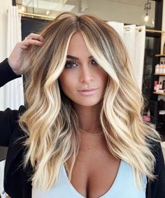 Messy Wavy Hair, Honey Blonde Hair Color, Textured Haircut, Honey Brown Hair, Oval Face Haircuts, Beautiful Haircuts, Oval Face Hairstyles, Honey Blonde Hair