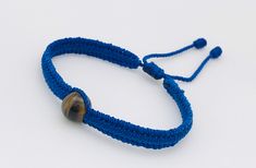 Es una pulsera con ojo de tigre y esta tejida con hilo color azul es ajustable y la usan hombres y mujeres (es pequeña se extiende asta 6 pulgadas de largo) Mirar las fotografías para más detalles excelente regalo para alguien muy especial  Gracias por su apoyo Adjustable Blue Evil Eye Bracelet With Sliding Knot, Adjustable Evil Eye Casual Jewelry, Adjustable Casual Evil Eye Jewelry, Casual Adjustable Evil Eye Jewelry, Casual Blue Friendship Bracelets With Evil Eye, Blue Evil Eye Bracelet With Adjustable Length, Casual Adjustable Evil Eye Bracelet As Gift, Casual Adjustable Blue Evil Eye Bracelet, Casual Blue Adjustable Evil Eye Bracelet