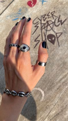 👁 Third Eye Ring ⛓ 100% solid 316L stainless steel 💦 Waterproof 👽 NO green skin. NO tarnish. NO rust 🖐 Sizes 5-10 available Masc Grunge Rings, Heart Eye Ring, Dpr Ian Eye Ring, Gothic Mask, Laugh Now Cry Later, Green Skin, Brain And Heart, Gothic Rings, Eye Ring