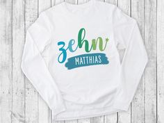 Play of colors: Great personalized long-sleeved birthday shirt with desired age as a word and the desired name for proud birthday children in a great color combination. * Material: 100% cotton 100% cotton / 100% cotton * Sizes (please note the measurements LONG SLEEVE SHIRT Material: 100% cotton Grammage: 150 g/m² XS (98-104): 1/2 chest: approx. 35 cm, length: approx. 46 cm S (110-116): 1/2 chest: approx. 37 cm, length: approx. 50 cm) M (122-128): 1/2 chest: approx. 39 cm, length: approx. 54 cm) Birthday Long Sleeve T-shirt With Name Print, School Long Sleeve T-shirt With Name Print, Personalized Long Sleeve T-shirt, Custom Print Long Sleeve Birthday T-shirt, Personalized Long Sleeve White Tops, Personalized White Long Sleeve Tops, Custom Text White Long Sleeve T-shirt, White Long Sleeve T-shirt With Custom Text, Girls Graphic Tee