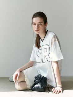 Oversized-fit sporty T-shirt in soft cotton jersey with a printed motif in lace at front. Contrast V-neck and dropped shoulders with lace in the sleeve.- Regular length- Short sleeve- Loose fit- V-neck Casual Cotton T-shirt With Lace Trim, Oversized V-neck T-shirt For Streetwear, White Crew Neck T-shirt With Lace Trim, Casual T-shirt With Lace Trim For Spring, Short Sleeve Cotton T-shirt With Lace Trim, V-neck T-shirt For Spring Streetwear, Cotton T-shirt With Lace Trim, Cotton T-shirt With Lace Trim And Short Sleeves, Cotton T-shirt With Lace Trim, Short Sleeve