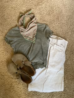 Muted Summer Outfits, Summer Granola Outfit, Thrift Outfits Ideas, Summer Granola, Emma Lewis, Neutral Summer Outfits, Granola Girl Outfits, Surfergirl Style, Salted Granola