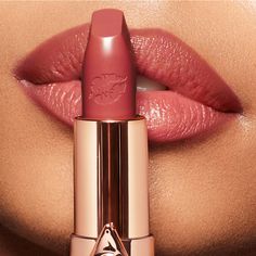 A tawny, beachy-rose lipstick refill for a moisturised, satin-finish lip look. Vamp Lips, Lipstick Video, Charlotte Tilbury Hot Lips, Refillable Lipstick, Permanente Make-up, Hot Lipstick, Perfect Lipstick, Rose Lipstick, Makijaż Smokey Eye