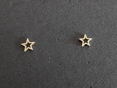 -Include  :  1 pair of studs earrings & gold-backs(select option) / black paper package -Material : 10K solid Gold (not plating) -Line Star measures approx. :  4 x 4mm   *Single Order : https://www.etsy.com/listing/1029009513/single-l-10k-solid-gold-star-earring?ref=shop_home_active_1&pro=1 -Length / thickness of Post  :  9 mm / 0.6 mm -diameter of backs  :  3mm(solid gold backs) / 5.5mm(covered gold backs) Star Earring, Types Of Gold, Star Earrings Stud, Studs Earrings, Star Studs, Gold Star, Black Paper, Single Earring, Star Earrings