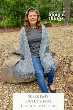 a woman sitting on top of a rock wearing a gray sweater and blue jeans with the text super easy pocket shawl crochet pattern