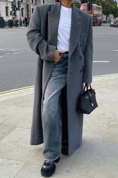 Gray Style Clothing, Gray Jacket Outfit Aesthetic, Grey Trench Coat Outfit Classy, Grey Coat Outfit Fall, Grey Long Coat Outfit, Gray Trench Coat Outfit, Grey Wool Coat Outfit