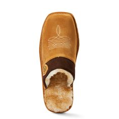 Brown Slippers, Bota Country, Western Shoes, Suede Slippers, Eva Sole, Slipper Shoes, Country Outfits, Western Style, Western Wear