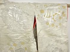 Authentic vintage uchikake/shiromuku wedding kimono made of pure white and red silk fabric with heavy woven patterns of carriage, taiko drum and flowers. Padded at the hem. Immaculate state despite slight traces of use. Measurements (when placed flat): Total width: 130cm Total length: 178cm Sleeve width: 101cm Please note that all measurements are approximate and please allow 1-2cm deviation. Take a look at my other items! Many more are to come on sale. Combined purchases are eligible for extra Red Silk Fabric, Taiko Drum, Wedding Kimono, Vintage Japanese Kimono, Red Silk, Japanese Kimono, Dress Clothes For Women, Vintage Japanese, Silk Fabric