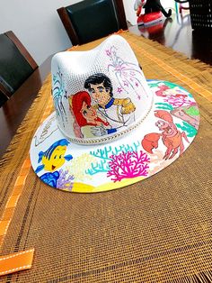 Bucket Hat Painting, Hat Painting, Painted Clothing, Painted Items, Bow Ideas, Hand Painted Clothing, Shiny Hair, Disney Style