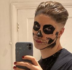 Half Skeleton Makeup Men, Skeleton Makeup Men, Makeup Halloween Hombre, Skeleton Face Makeup, Male Skeleton, Horror Halloween Costumes, Joker Makeup