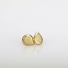 Unique minimalist gold teardrop earrings, perfect for everyday's wear. These delicate yellow gold earrings are handmade of 14k solid gold. They have a shiny finish while the upper flat surface has a delicately scratched matte finish. Dainty and minimalist, these gold studs can be a perfect gift or a treat for yourself. Size of the earrings is 7.3 x 8.6 mm 0.28 x 0.33 inch) , and they are 1.2 mm thick  14k solid gold ear backs are included. * The earrings will be packed in a gift box ready to give as a gift, and shipped via Express mail service which usually takes 4-6 business days to arrive. * For more gold earrings:  https://www.etsy.com/shop/SigalGerson?section_id=13604349&ref=shopsection_leftnav_1 For more jewelry in my Etsy shop click here:  https://www.etsy.com/shop/SigalGerson Modern Yellow Gold Pear-shaped Drop Earrings, Modern Yellow Gold Pear-shaped Drop, Minimalist Yellow Gold Hypoallergenic Teardrop Earrings, Minimalist Gold Drop Earrings With Matching Set, Elegant Hammered Teardrop Earrings For Gift, Minimalist Pear-shaped Teardrop Earrings For Gift, Minimalist Teardrop Earrings For Anniversary, Minimalist Hypoallergenic Yellow Gold Teardrop Earrings, Minimalist Teardrop Earrings As Gift