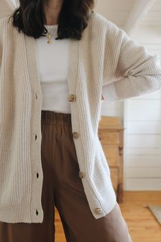 COCOON CARDIGAN, SILK PANTS AND SLIPPERS - Style Bee Blunderstone Outfit, Modest Fashion Fall, Postpartum Fashion, Cocoon Cardigan, Outfits To Wear, Fall Capsule Wardrobe, Thrift Fashion, Silk Pants, Fall Fashion Outfits