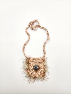 Cette annonce est pour un collier pochette souvenir au crochet. C'est une très belle oeuvre d'art portable faite avec amour. C'était une tâche longue de crocheter à partir d'un fil de coton fin et fin, de couleur pêche et blanc. Cette pochette est ouverte sur le dessus et doublée à l'intérieur de chutes de tissu de soie recyclées.  Le devant est orné d'un morceau de coquille d'ormeau pêche brillant avec une breloque en métal complexe. Les bords de la pochette sont bordés d'un fil duveteux délica Pouch Necklace, Wilmington Nc, Metal Charm, Abalone Shell, Open Top, Fabric Scraps, Silk Fabric, Cotton Yarn, Wearable Art