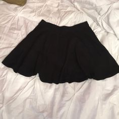 Never Worn Black Flared Mini Skirt For Spring, Black Stretch Skort For Spring, Black Flowy Mini Skort, Black Stretch Mini Skirt For Day Out, Black Stretch Skirt For Day Out, Black Full Skirt Skort For Summer, Black Pleated Skort For Day Out, Black Flowy Lined Mini Skirt, Black Flared Mini Skirt For Day Out