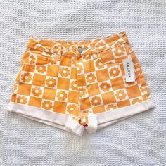 Sunny Days Are Calling Your Name In The New Orange Daisy Mom Shorts From Pacsun. These Super Cute High-Rise Shorts Come In A Statement-Making Orange Flower Grid Print And Get Finished Off With A Cuffed Hem. *Note ! Zipper Does Not Want To Work! The Other Half Of The Track Is Not On The Zipper Pull. Quick Fix Size 26 : Cotton 11inch Short Length 2.5 Inch Inseam Cotton Shorts For Casual Summer Outings, Cotton Shorts For Spring Summer Outings, Cotton Shorts For Summer Outings In Spring, White Printed Cotton Shorts, Retro Printed Bottoms For Spring, Trendy Printed Short Bottoms, Retro Cotton Shorts For Spring, Printed Cotton Summer Shorts, Printed Shorts For Summer Day Out