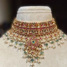 Vintage Indian Jewelry, Gold Jewelry Prom, Jadau Jewellery, Rajputi Jewellery, Wedding Jewelry Sets Bridal Jewellery, Indian Wedding Jewelry Sets, Bridal Necklace Designs, Gold Jewels Design