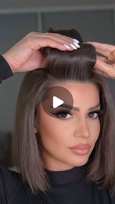 Cheveux Courts Funky, Voluminous Blowout, Short Hair Blowout, Medium Fine Hair, Blowout Hair Tutorial, Blow Hair, Elegantes Makeup, Round Hair Brush, Hair Flyer