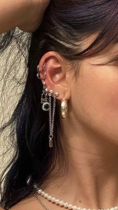 Eat Piercings Aesthetic, Edgy Ear Piercings Aesthetic, Stacked Piercings, Grunge Piercings, Aesthetic Piercing, Lollapalooza Chile, Grunge Earrings, Ears Pierced