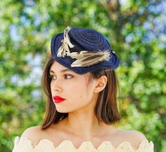 "DESCRIPTION * vintage hat from 1940s * conbination of sailor and toy tilt hat styles: small size, round shallow crown with short scalloped brim * made with woven navy straw, and meant to be worn perched on the head * embellished with two bouquets of feathers in beige to brown * hatband is wrapped with navy blue grosgrain ribbon and decorated with a long tail in the back * comes with a front comb to secure the hat, it seems to be attached later by a previous owner * tag reads \"Adjustable, Consu 1940s Hats, Hat Tea Party, Hat Styles, Sailor Hat, Vintage Millinery, Tea Party Hats, Women Hat, Feather Hat, Cocktail Hat