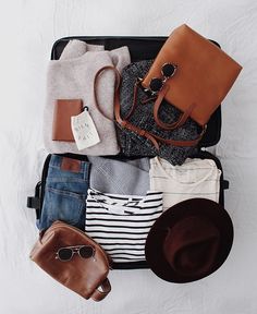 Stylish travel essentials Travel Packing Outfits, College Packing Lists, Fashion Style Summer, Chuck Close, New Darlings, Mode Tips, Packing Clothes, Blazer Outfit, Suitcase Packing