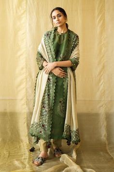 Shop for Archana Jaju Green Kalamkari Organza Silk Kurta Set for Women Online at Aza Fashions Archana Jaju, Kalamkari Kurta, Celebrity Closet, Organic Colors, Pearl And Lace, Satin Color, Chevron Print, Kurta Set, Designer Wear