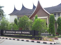 the university of negep padangg sign is in front of its building