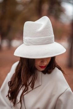 Ivory Millinery Couture Asymmetrical Crown Wide Brim Women - Etsy Ukraine Elegant Beige Winter Fedora, Chic Fitted Wide Brim Felt Hat, White Chic Boater Hat With Flat Brim, Chic White Flat Brim Boater Hat, Chic White Boater Hat With Flat Brim, Fitted White Brimmed Top Hat, White Fitted Brimmed Top Hat, Classic White Felt Hat For Formal Occasions, Fitted White Fedora For Formal Occasions