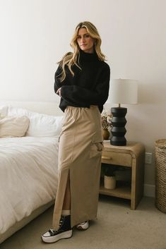 Khaki Skirt Outfits, Utility Outfit, Cargo Skirt Outfit, Model Rok, Rok Outfit, Cargo Outfit, Utility Skirt, Black Turtleneck Sweater, Midi Skirt Outfit