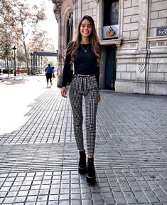 Perfect Spring Outfit, Checkered Pants, Stylish Summer Outfits, Neue Outfits, Paris Outfits, Mode Chic, Chic Sweaters, Mode Ootd, Spring Outfits Women