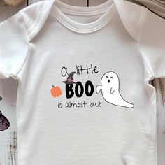 Make this Halloween special. Cute baby bodysuit. We have a different sizes available. The fabric is 100% cotton. Cute Cotton Halloween Onesie, Cute Cotton Halloween Bodysuit, Cute White Halloween Onesie, Cute White Bodysuit For Halloween, Halloween Bodysuit, Newborn Bodysuit, Halloween Baby, Gift Newborn, Baby Halloween