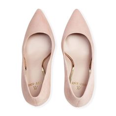 Description
Details
Shipping / Return



PUNCH SHOE IN PALE PINK SUEDE WITH THICK HEEL PLATED IN GOLD


Made of pale pink suede, Olay is a design that adapts comfortably to the foot. It's perfect for both a bridal look and a guest look, but it won't stay at the bottom of the closet after that, it's a very versatile shoe that allows you to do many combinations. Its 8.5cm heel and its internal gel padding make it an essential basic.

Its gold-plated heel gives the design personality, as well as greater durability and resistance to scratches and blows, making it a must-have. have. The pattern of our court shoe has no visible seams either on the side or on the edge, which gives an extra quality to the finish.

Its neckline reveals the toes slightly, visually lengthening the leg.


SIZING: If Elegant Pink Court Shoes With 4-inch Heel, Pink Suede High Heels, Pink Suede Heels With Pointed Toe, Pink Suede Heels With 4-inch Heel, Chic Pink Court Shoes For Office, Elegant Blush Pointed Toe Heels, Pink Pointed Toe Court Shoes For Work, Feminine Pink Court Shoes With 4-inch Heel, Elegant Rose Gold Pointed Toe Heels