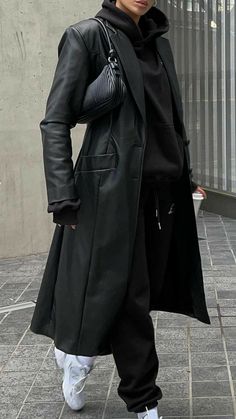 Cozy Rainy Day Outfit, Mantel Outfit, Skandinavian Fashion, Neue Outfits, Total Black, All Black Outfit, Rainy Day Outfit, Looks Chic, Trench Coats Women