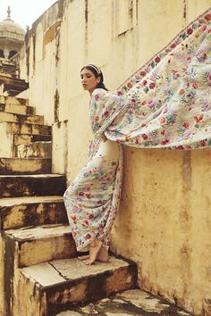 Saree Fashion Photography, Saree Sneakers, Mandawa Haveli, Clothing Marketing, Street Fashion Photoshoot, Zardosi Embroidery, Indian Photoshoot, Traditional Fashion