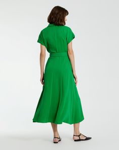 Rehaussez votre garde-robe avec notre robe mi-longue à manches courtes et col en crêpe, dotée d'une ceinture définissant la taille, de coutures subtiles et d'une silhouette trapèze flatteuse qui accentue sans effort vos courbes. Dotée de poches cachées, cette robe offre à la fois style et facilité, parfaite pour toutes les occasions. Associez-la à des sandales habillées ou à des talons aiguilles pour un look raffiné.



 Mac Duggal


 Tissu crêpe (100% polyester)


 Entièrement doublé


 Encolur V-neck Belted Midi Dress For Office, Chic V-neck Dress With Belted Cuffs, Solid Color Belted V-neck Midi Dress, Belted Midi Dress With V-neck, Fitted V-neck Belted Dress For Daywear, V-neck Belted Dress For Work, Elegant Belted Solid Color Maxi Dress, Spring Fitted Belted Dress With Pleated Waist, Elegant Belted Solid Maxi Dress