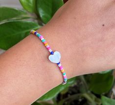 Shell heart bracelet in white with multicolor beads, adjustable Shell Heart, Sun Valley, Acrylic Sign, Pearl Shell, Heart Bracelet, Beaded Jewelry, Jewelry Bracelets, Shells, Handmade Items