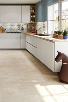 Carrelage Works Beige 61,5x 61,5 grès cérame effet béton Flooring Options Living Room, Beige Floor Tile, Palau, Living Room Style, Room Kitchen, Living Room Kitchen, Tile Floor, Kitchen Cabinets