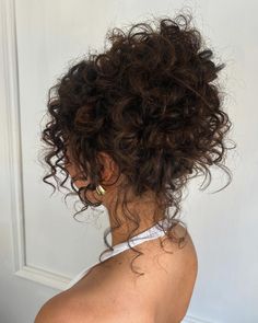 - Check more at https://howcandothis.com/hairstyleideas/92992/ Elegant Curly Wedding Hair, Bridesmaid Hair For Off The Shoulder Dress, Curly Bridal Ponytail, Hair Up Do For Short Hair, Hair Inspiration Wedding Guest, Casual Curly Hairstyles Natural Curls, Whimsical Updos Bridal Hairstyles, Updo Natural Curly Hair