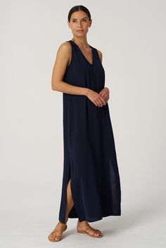 Our best-selling maxi dress is a warm weather staple. From weekend brunch to beach weddings, you'll wear this flowing style everywhere this season. ✓ All-Day Comfort ✓ Travel Friendly ✓ Day to Night ✓ Machine Washable DETAILS V-neckline Flattering, shoulder-enhancing armholes Bra-friendly design Body-skimming shape Long side slits for ease movement and elongating look Long maxi length, designed for easy alterations Breathable, wrinkle-resistant airflow fabric FIT Regular fit True to size Model i