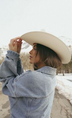 Cowboy Hat Portrait, Campaign Photoshoot Ideas, Cowgirl Fall Aesthetic, Rodeo Summer Outfits, Western Hat Photoshoot, Outdoor Cowgirl Photoshoot, Cowgirl Editorial Photoshoot, Single Women Photo Shoot Ideas, Cowgirl Profile Picture