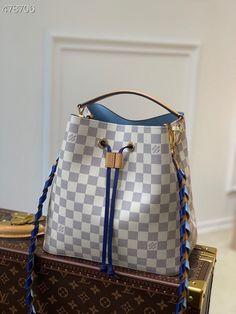 Description   L.V NeoNoe Bucket Bag MM Damier Azur Canvas 10.2in/26cm Blue For Women LV N50042  Rep 1:1  Measurements: 26 x 22 x 27 cm / 10.2 x 10.2 x 6.9 inches (Length x Width x Height)   Blue  Damier Azur coated canvas  Microfiber lining  Gold-color hardware  2 compartments  Zipped central flat pocket  Drawstring  8 metal eyelets  Strap:Removable, not adjustable  Strap drop: 20.9 inches  Handle:Single, removable  Includes dust bag.  This product is of the best quality. Lv Neonoe, Louis Vuitton Neonoe, Color Dorado, Evening Clutch Bag, Vuitton Bag, Tote Backpack, Louis Vuitton Handbags, Belts For Women, Fashion Handbags