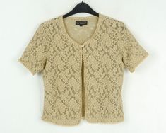 Vintage JACQUELINE DE YOUNG Women M Floral Lace Cardigan Open Blouse Top Transparent Boho Romantic For romantic boho summer look! Colour: Beige. Condition: Good vintage condition. Material: 56,5% Polyester, 43,5% Nylon. Size: M. (Please be careful relying on the size, best to compare these measurements with a piece of clothing that you already own.) Weight: 115 g. SKU: RV07 016 /eb/et/as/sew Bust (from armpit to armpit): 23,5" or 60 cm. Shoulders: 17" or 43 cm. Length (from bottom of collar to b Fitted Beige Cardigan With Short Sleeves, Beige Short Sleeve Cardigan For Spring, Vintage Summer Cardigan For Layering, Elegant Summer Beige Cardigan, Elegant Beige Summer Cardigan, Haut Transparent, Open Blouse, Romantic Boho, Pullover Outfit