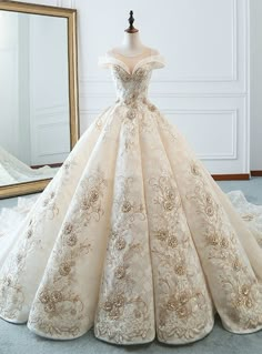 Luxury Champagne Ball Gown Appliques Long Train Wedding Dress Champagne Ball Gown, डिजाइनर कपड़े, Long Train Wedding Dress, Sepang, Wedding Dress Champagne, Wedding Dress Train, Dress Homecoming, Applique Wedding Dress, Luxury Wedding Dress