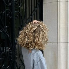 Short Very Curly Hair, Carrie Bradshaw Curly Hair, Cool Blonde Curly Hair, Kate Hudson Curly Hair, Short Curly Haircuts Blonde, Curly Blonde Short Hair, Short Curly Balayage Hair, Short Curly Hair Blonde Highlights, Blond Short Curly Hair