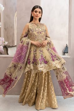 Pakistani Frocks, Short Frock, Pakistani Designer Clothes, Floral Frocks, Embroidered Kurti, Raw Silk Fabric, Pakistani Wedding Dress, Dresses Beautiful, Beautiful Pakistani Dresses