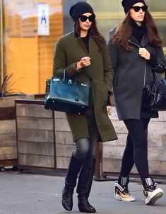 Irina Shayk elevated the casual winter hat with a tailored olive green coat, knee-high boots, and a Birkin. How To Wear Beanies, How To Wear A Beanie, Irina Shayk Style, Stylish Winter Hats, Olive Green Coat, Sutton Foster, Joan Smalls, Model Street Style