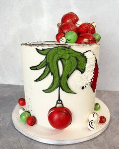 Minimalist Christmas Cake, Grinch Cake Ideas, Modern Christmas Cake, Christmas Cake Design, Christmas Themed Cake, Green Cartoon, Grinch Christmas Party, Edible Gold Leaf