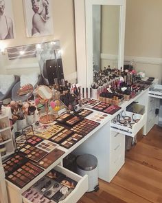 Charlotte. 22 . Swiss. French. Professional Makeup Artist. M•A•C . Instragram : charlotteb_makeup . Makeup Setups, Makeup Trailer, Clear Makeup Organizer, Makeup Vanities, Alat Makeup