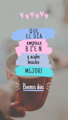 a person holding a cup with the words que elida emplen y cacabe mucho mejor