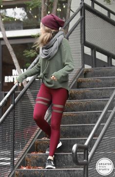 Burgundy Leggings Outfit, Leggings Outfit Workout, Outfit Workout, Stylish Activewear, Burgundy Leggings, Yoga Pants Outfit Aesthetic, Outfit Yoga, Pants Outfit Casual